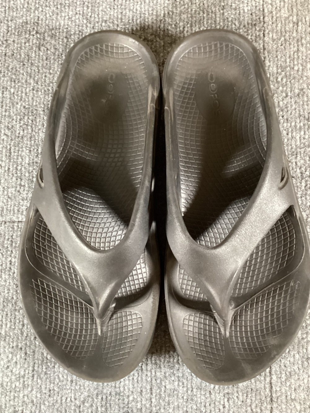 Oofos recovery flip flops mens size 6 / women’s size 8